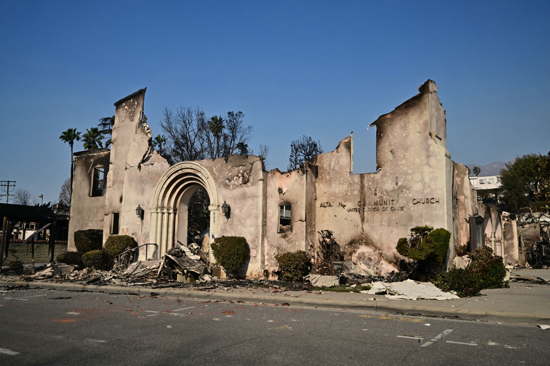 La Iglesia de la Comunidad de Altadena está en ruinas destruida por el incendio de Eaton, en Altadena, California. AFP