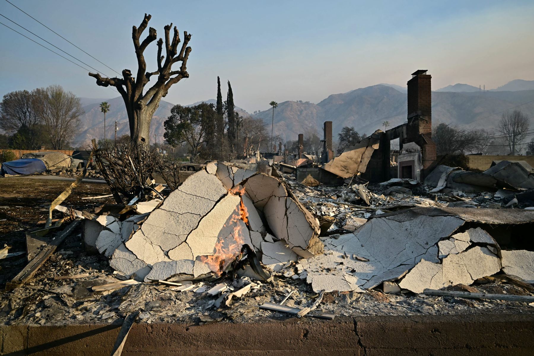 Casas quemadas reducidas a escombros por el incendio de Eaton se ven en Altadena, California