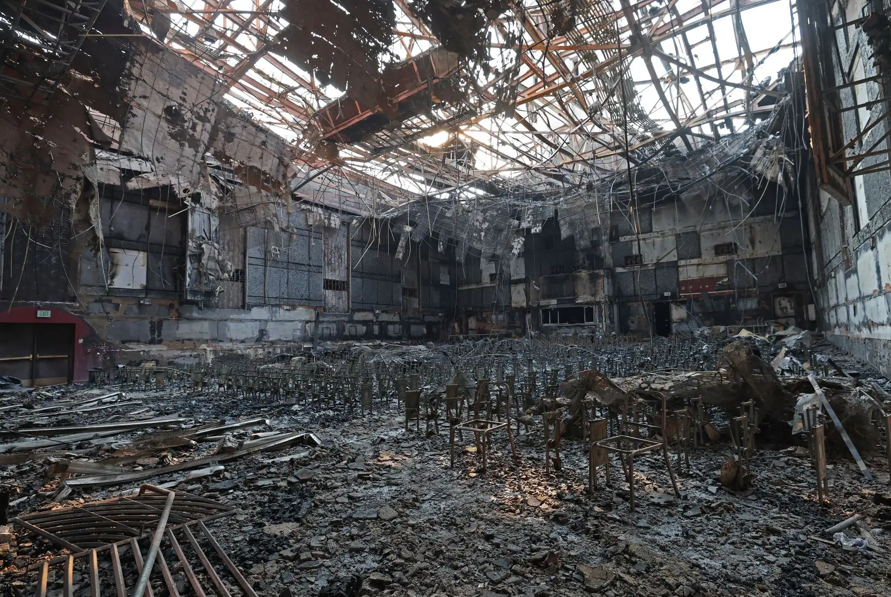 Una vista del auditorio quemado en la Eliot Arts Magnet Academy que fue destruido por el incendio de Eaton  en Altadena, California. AFP