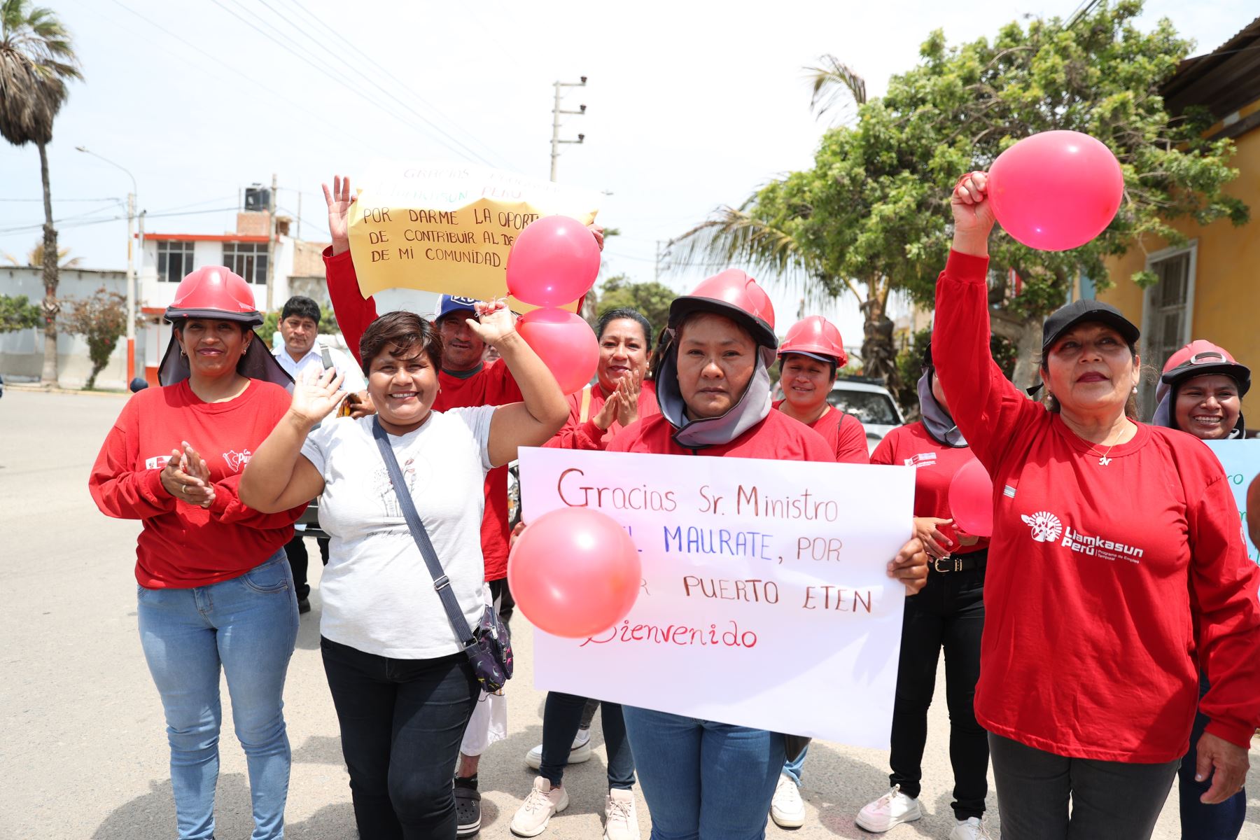 El ministro de Trabajo y Promoción del Empleo, Daniel Maurate, se reunió con beneficiarios del programa Llamkasun Perú en el distrito de Puerto Eten. Foto: ANDINA/MTPE