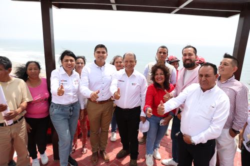 El ministro de Trabajo y Promoción del Empleo, Daniel Maurate, se reunió con beneficiarios del programa Llamkasun Perú en el distrito de Puerto Eten. Foto: ANDINA/MTPE