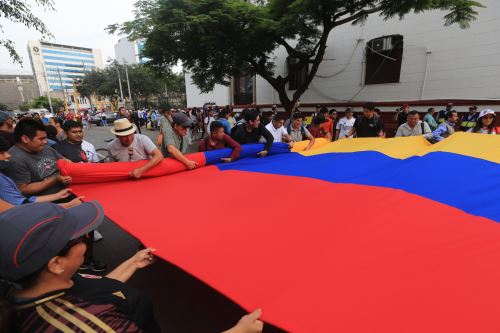 Venezolanos se concentran en exembajada en Lima para protestar contra el cuestionado tercer mandato de Maduro