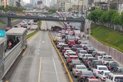 Cierre de Vía Expresa ha generado intensa congestión vehicular hacia el sur. Foto: ANDINA/@RALVAMARTINEZ