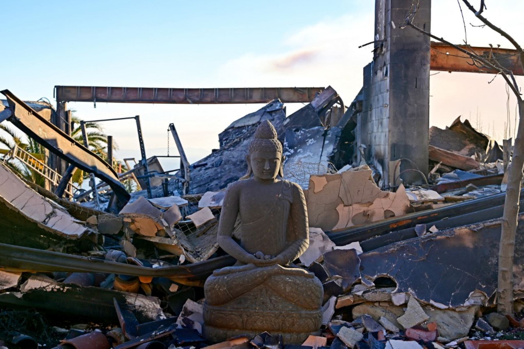 Una estatua de Buda se encuentra en los escombros de una casa destruida por el incendio de Palisades, en la cima de una montaña cerca de Saddle Peak, en las montañas de Santa Mónica entre Malibú y Calabasas, California, el 10 de enero de 2025. Foto: AFP