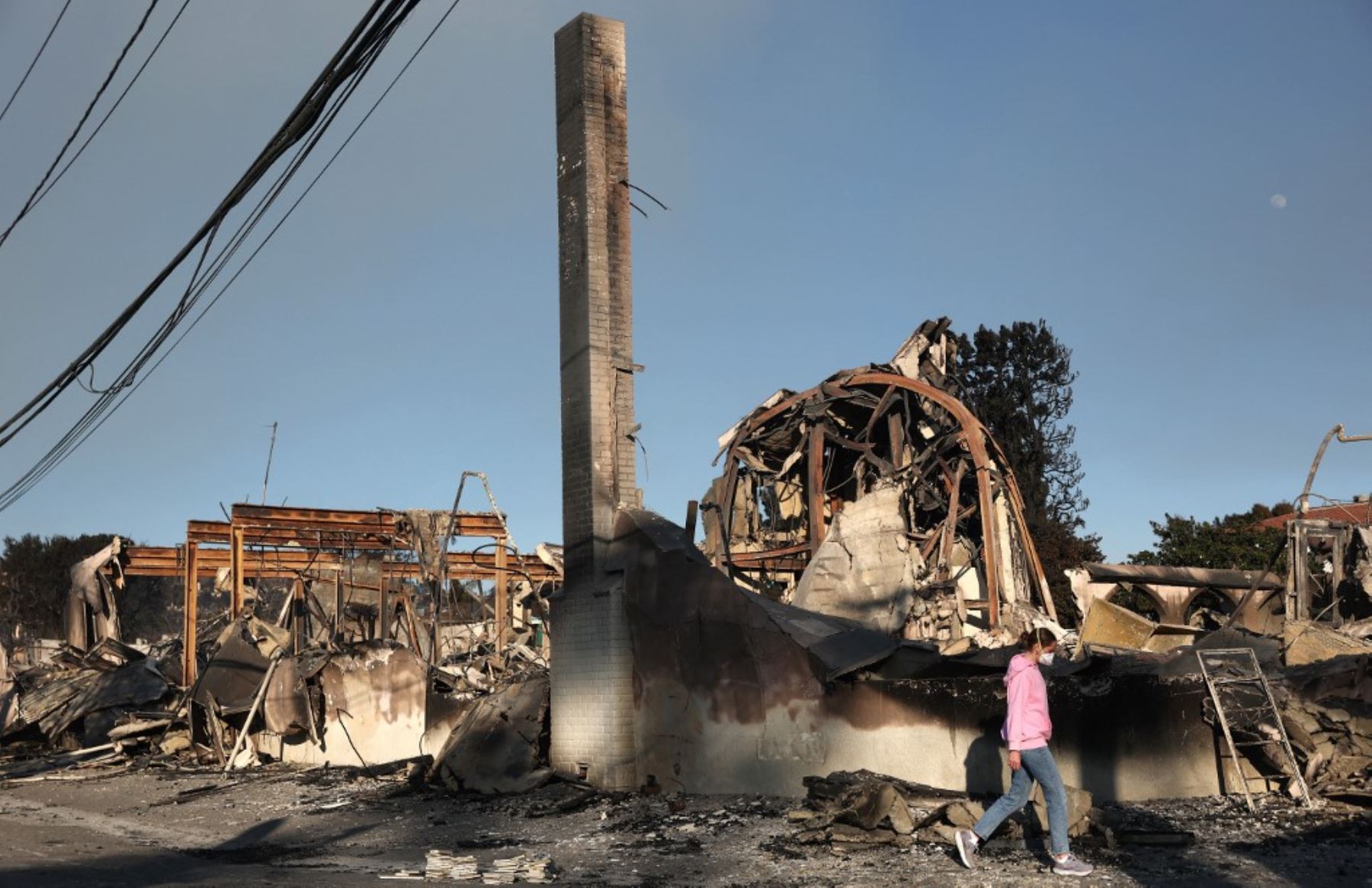 Un feligrese camina a lo largo de los restos de la Iglesia Metodista Unida de la Comunidad, que fue destruida por el incendio de Palisades, ya que los incendios forestales causan daños y pérdidas en el condado de Los Ángeles. Foto: AFP