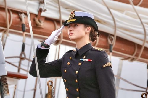 Princesa Leonor de España embarca en un buque escuela para su instrucción militar.