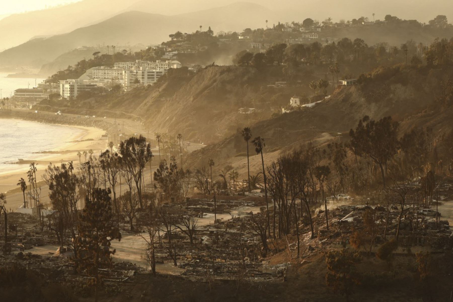 Una vista de las casas destruidas mientras el incendio de Palisades continúa ardiendo con incendios forestales que causan daños y pérdidas en todo el condado de Los Ángeles. Foto: AFP