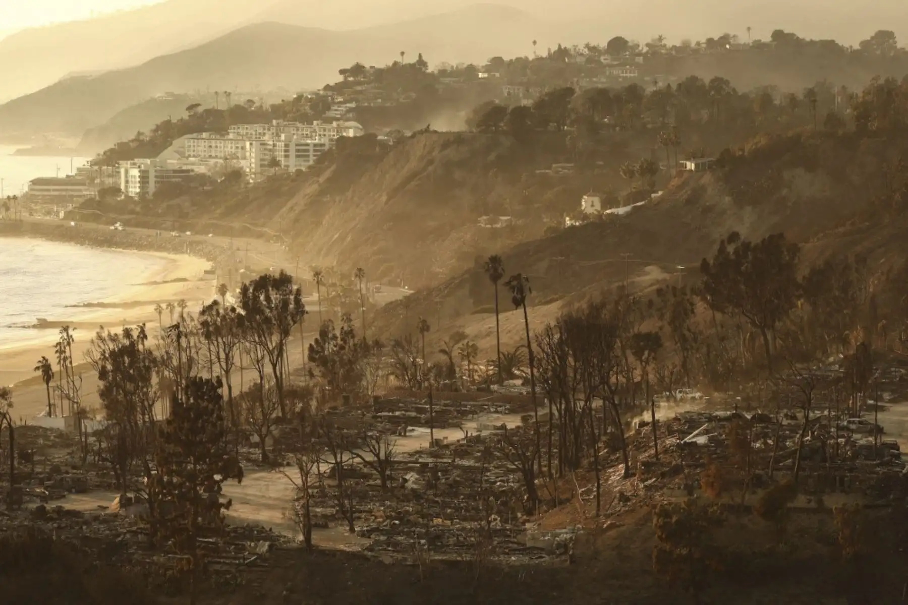 Una vista de las casas destruidas mientras el incendio de Palisades continúa ardiendo con incendios forestales que causan daños y pérdidas en todo el condado de Los Ángeles. Foto: AFP