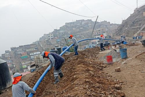 Vecinos de Puente Piedra ayudan al Programa Agua de Emergencia con trabajos comunitarios (Minka) en tendido de redes de agua. Foto: Difusión