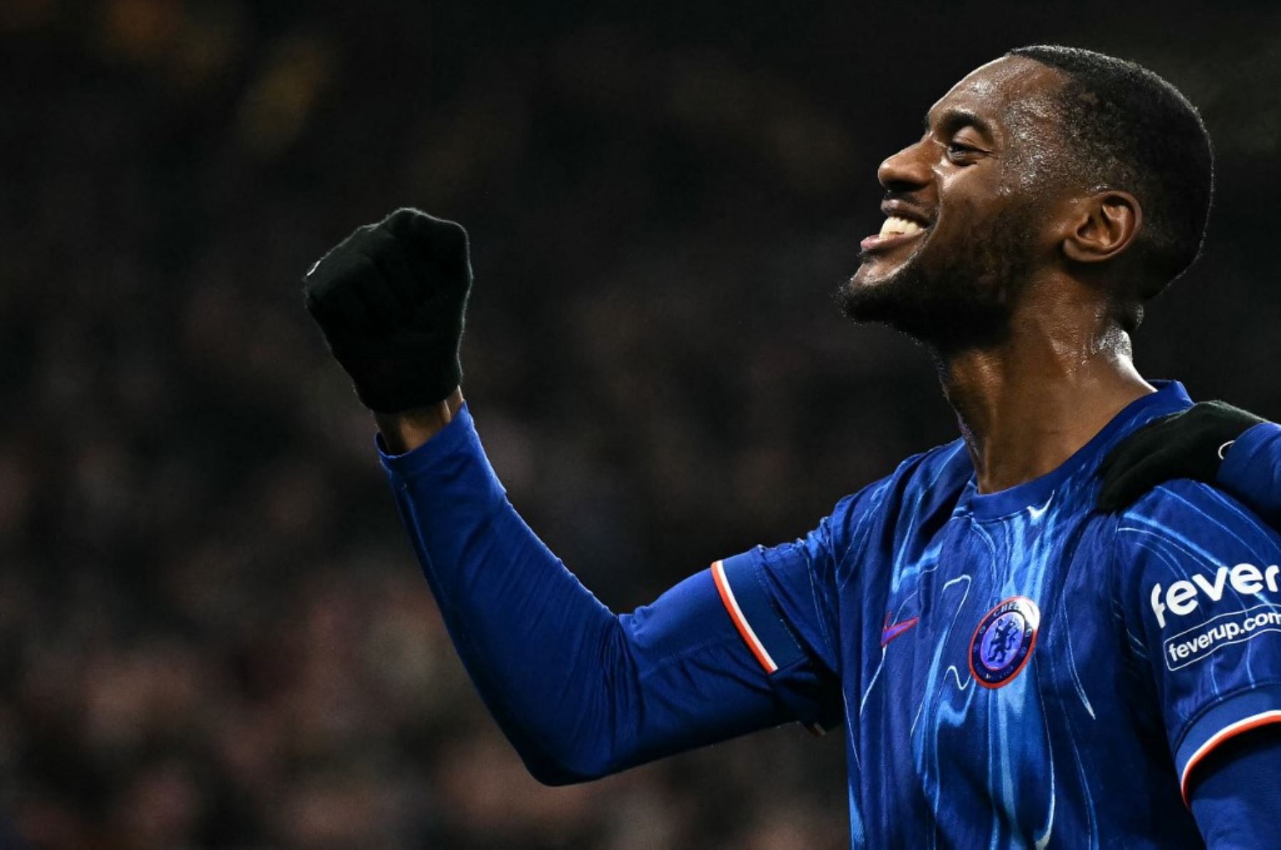 El defensor inglés del Chelsea, Tosin Adarabioyo, celebra el gol tercer gol del equipo durante el partido de fútbol de la tercera ronda de la Copa FA inglesa entre Chelsea y Morecambe en Stamford Bridge en Londres el 11 de enero de 2025. (Foto de Ben STANSALL / AFP)