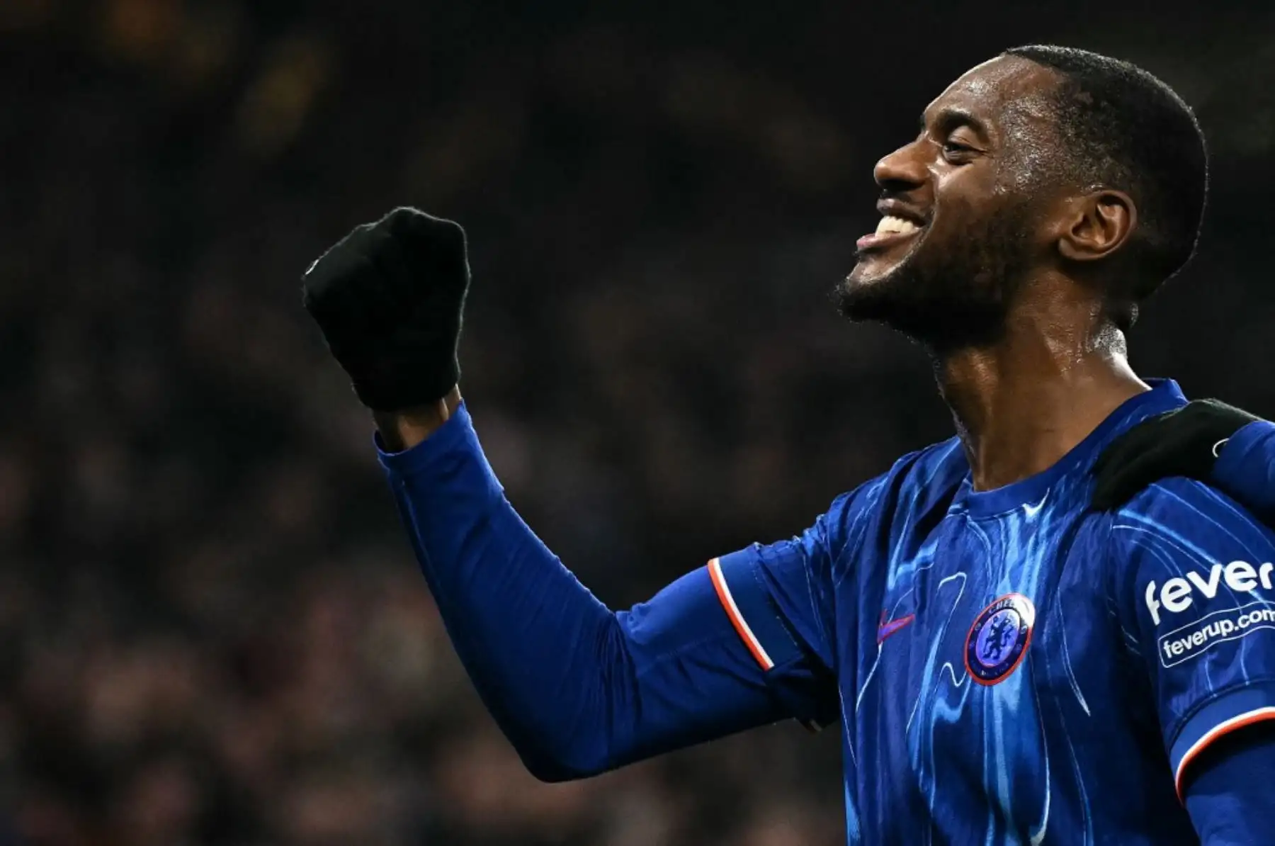 El defensor inglés del Chelsea, Tosin Adarabioyo, celebra el gol tercer gol del equipo durante el partido de fútbol de la tercera ronda de la Copa FA inglesa entre Chelsea y Morecambe en Stamford Bridge en Londres el 11 de enero de 2025. (Foto de Ben STANSALL / AFP)