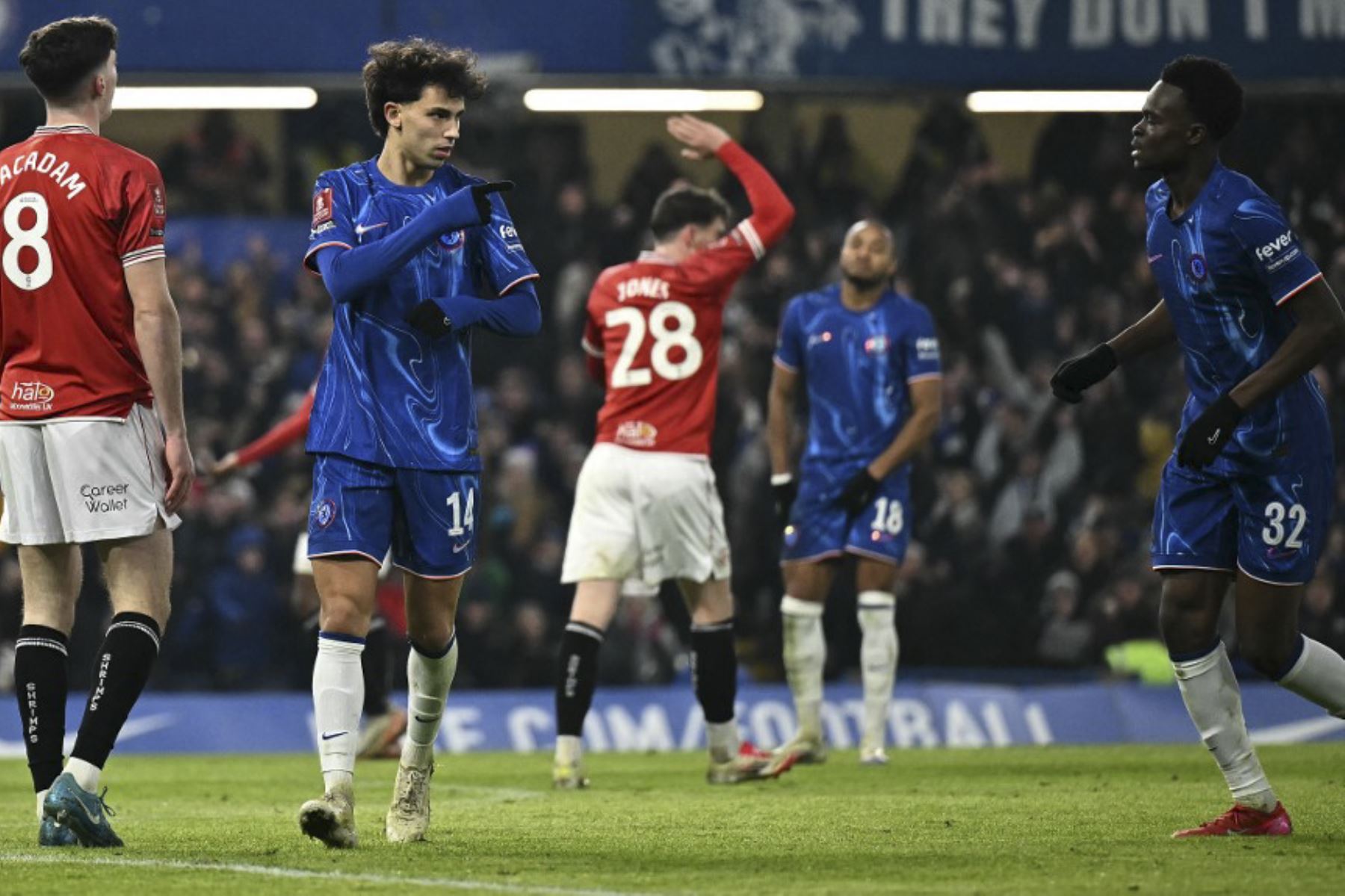 El delantero portugués del Chelsea #14 Joao Felix (2L) celebra el cuarto gol del equipo durante el partido de fútbol de la tercera ronda de la Copa FA inglesa entre Chelsea y Morecambe en Stamford Bridge en Londres el 11 de enero de 2025. (Foto de Ben STANSALL / AFP)