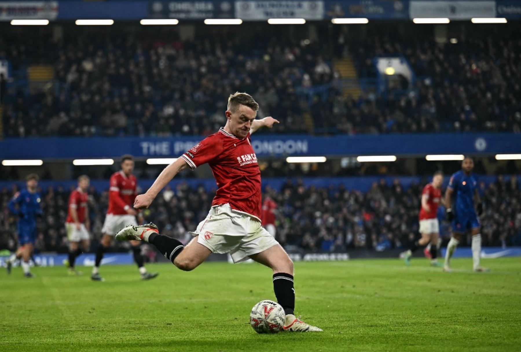 El defensor inglés #02 de Morecambe, Luke Hendrie, despeja el balón durante el partido de fútbol de tercera ronda de la Copa FA inglesa entre Chelsea y Morecambe en Stamford Bridge en Londres el 11 de enero de 2025. (Foto de Ben STANSALL / AFP)