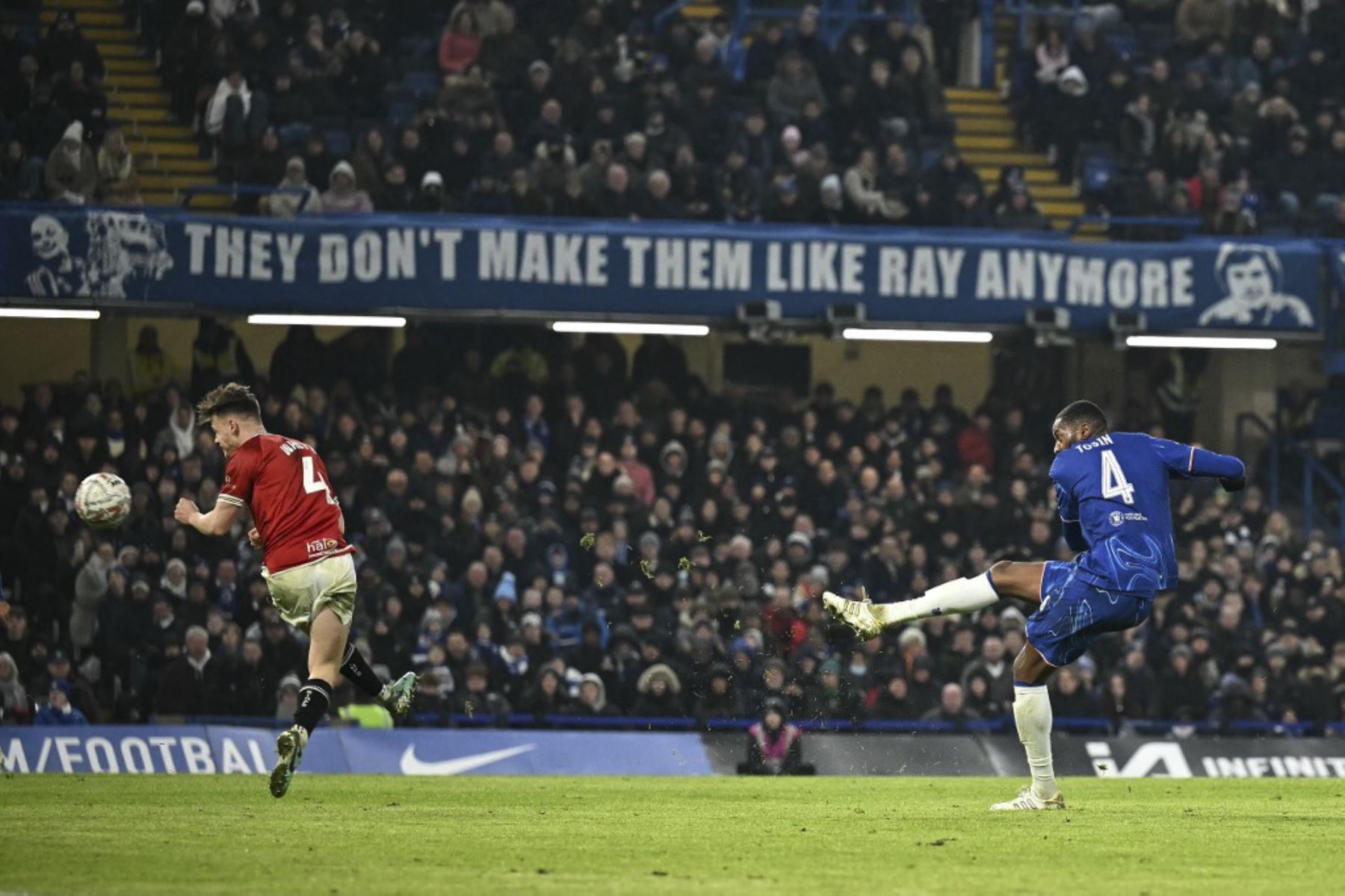 El defensa inglés del Chelsea #04, Tosin Adarabioyo, marca el tercer gol del equipo durante el partido de fútbol de la tercera ronda de la Copa FA inglesa entre Chelsea y Morecambe en Stamford Bridge en Londres el 11 de enero de 2025. (Foto de Ben STANSALL / AFP)