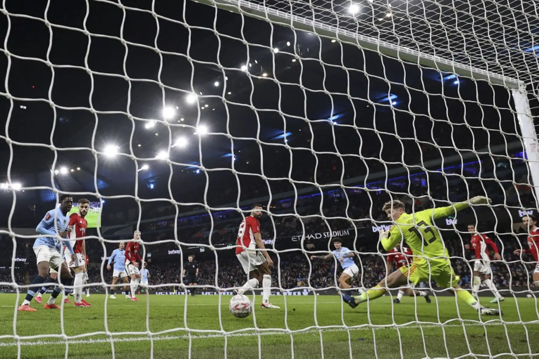El centrocampista inglés del Manchester City #75 Nico O