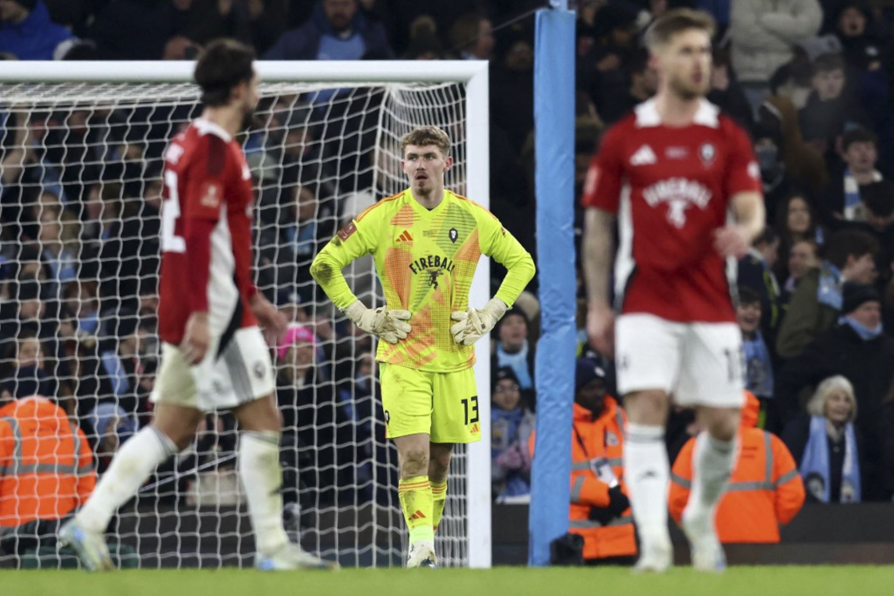 El portero inglés del Salford City #13, Matt Young, reacciona después de conceder un séptimo gol durante el partido de fútbol de la tercera ronda de la Copa FA inglesa entre el Manchester City y el Salford City en el Etihad Stadium de Manchester, al noroeste de Inglaterra, el 11 de enero de 2025. (Foto de Darren Staples / AFP)