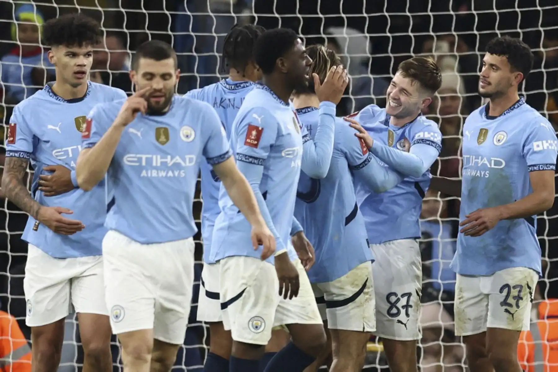 El centrocampista inglés del Manchester City #87 James McAtee (2R) celebra el octavo gol del equipo, su hat-trick durante el partido de fútbol de la tercera ronda de la Copa FA inglesa entre el Manchester City y el Salford City en el Etihad Stadium en Manchester, noroeste de Inglaterra, el 11 de enero de 2025. (Foto de Darren Staples / AFP)