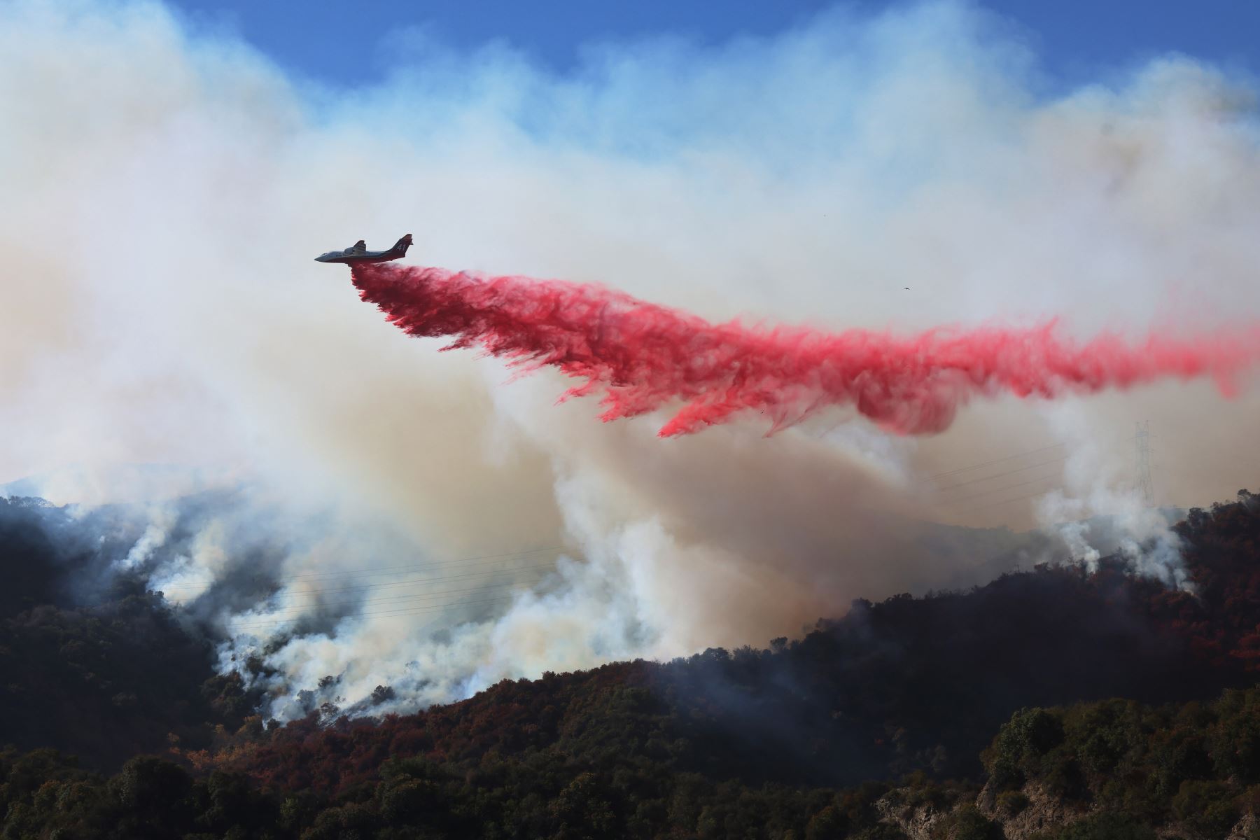 Se deja caer agua en las zonas afectadas por el incendio,cerca de Encino Hills, California.
Foto: AFP