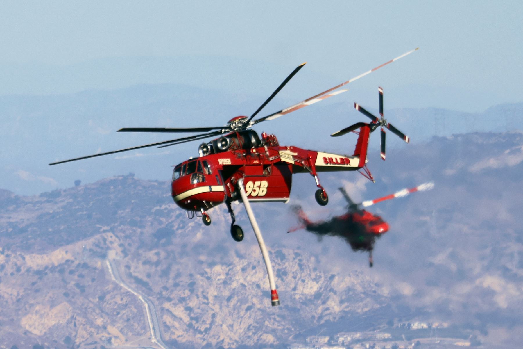 Los helicópteros CalFire transportan agua mientras el incendio Palisades crece cerca de Encino Hills, California.
Foto: AFP