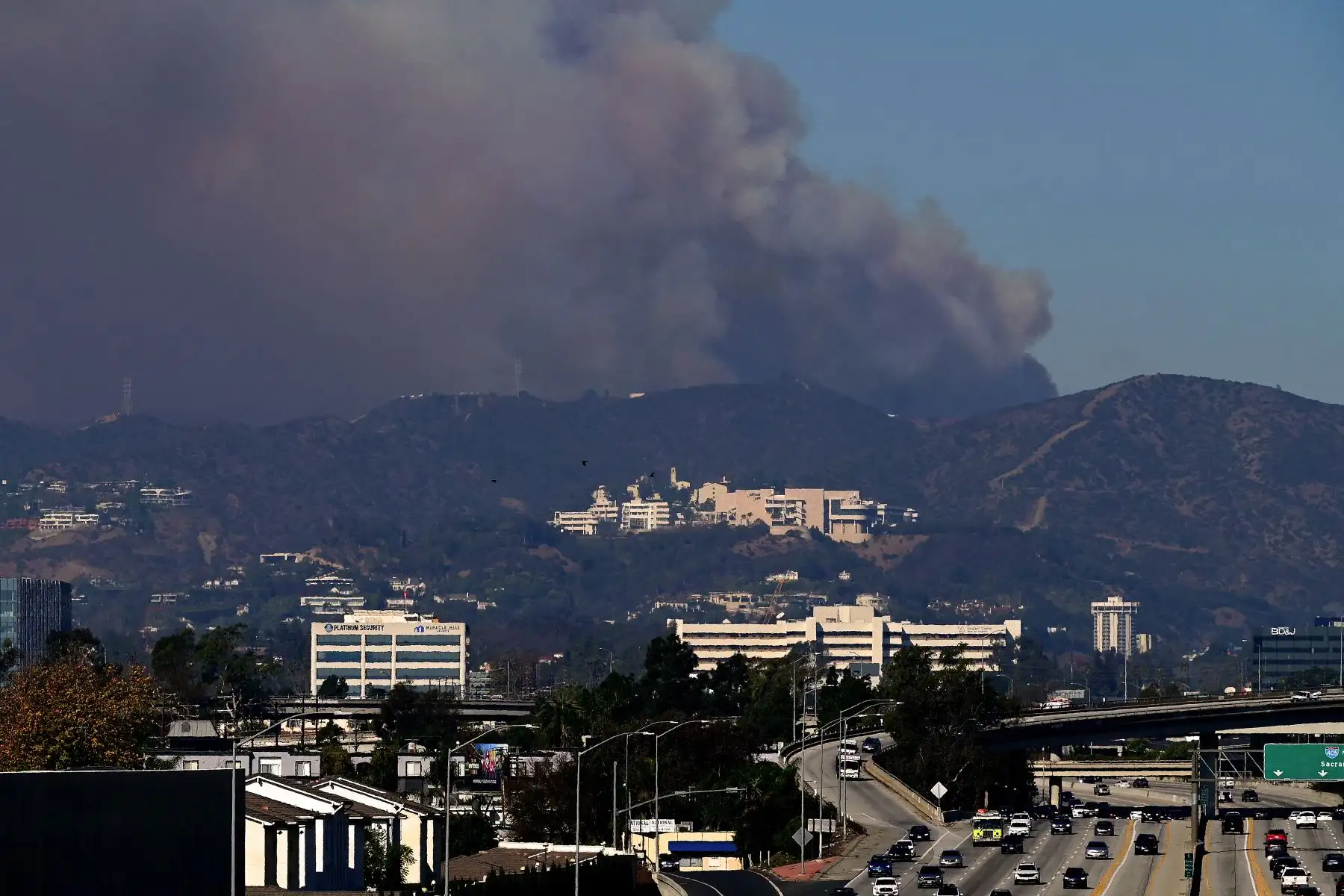 El humo del incendio Palisades se eleva sobre el Museo Getty en Los Ángeles, California.
Foto: AFP