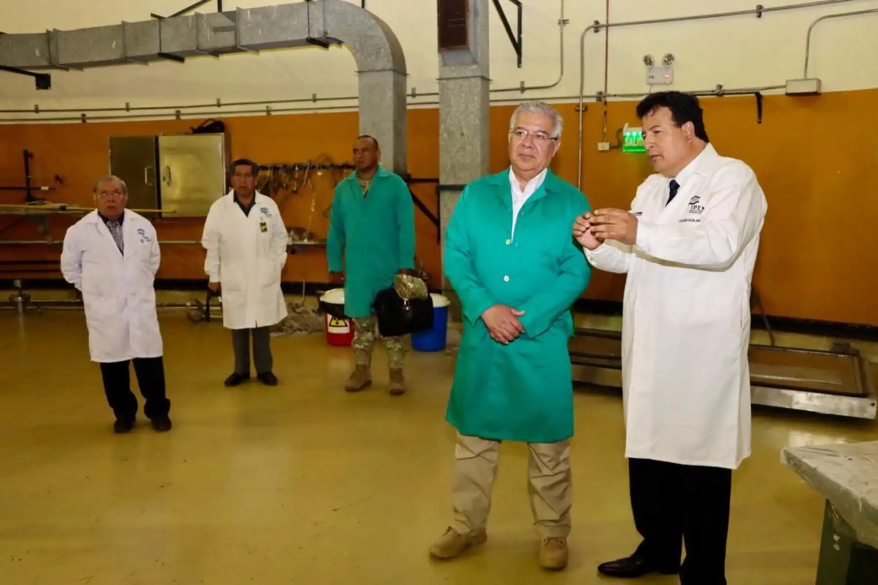 El ministro de Defensa, Walter Astudillo, visita el IPEN
y recorre sus instalaciones destacando  sus capacidades científicas y tecnológicas que pueden contribuir al fortalecimiento de la defensa y la seguridad nacional. 
Foto: Mindef