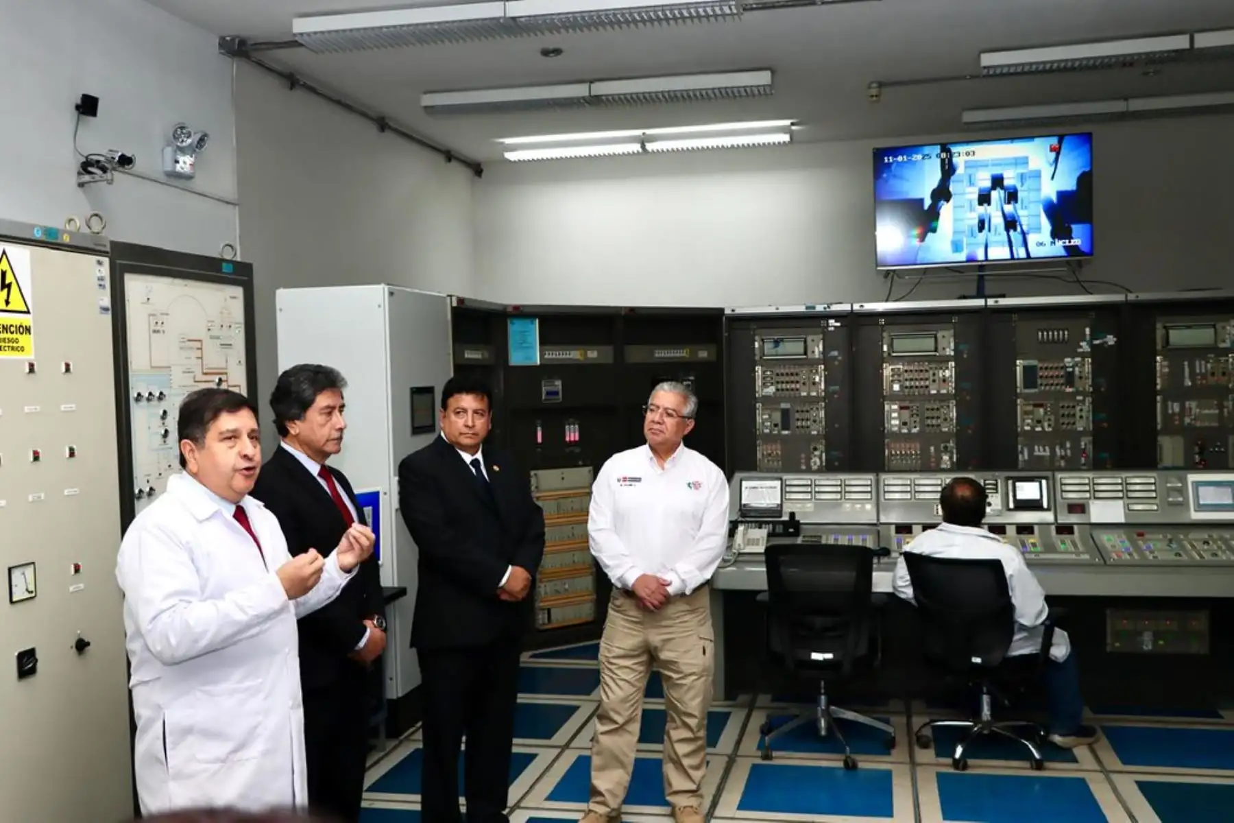 El ministro de Defensa, Walter Astudillo, visita el IPEN
y recorre sus instalaciones destacando  sus capacidades científicas y tecnológicas que pueden contribuir al fortalecimiento de la defensa y la seguridad nacional. 
Foto: Mindef