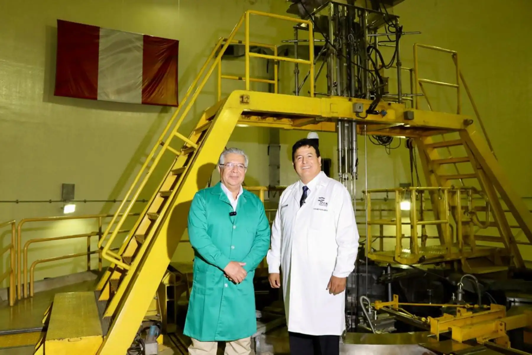 El ministro de Defensa, Walter Astudillo, visita el IPEN
y recorre sus instalaciones destacando  sus capacidades científicas y tecnológicas que pueden contribuir al fortalecimiento de la defensa y la seguridad nacional. 
Foto: Mindef