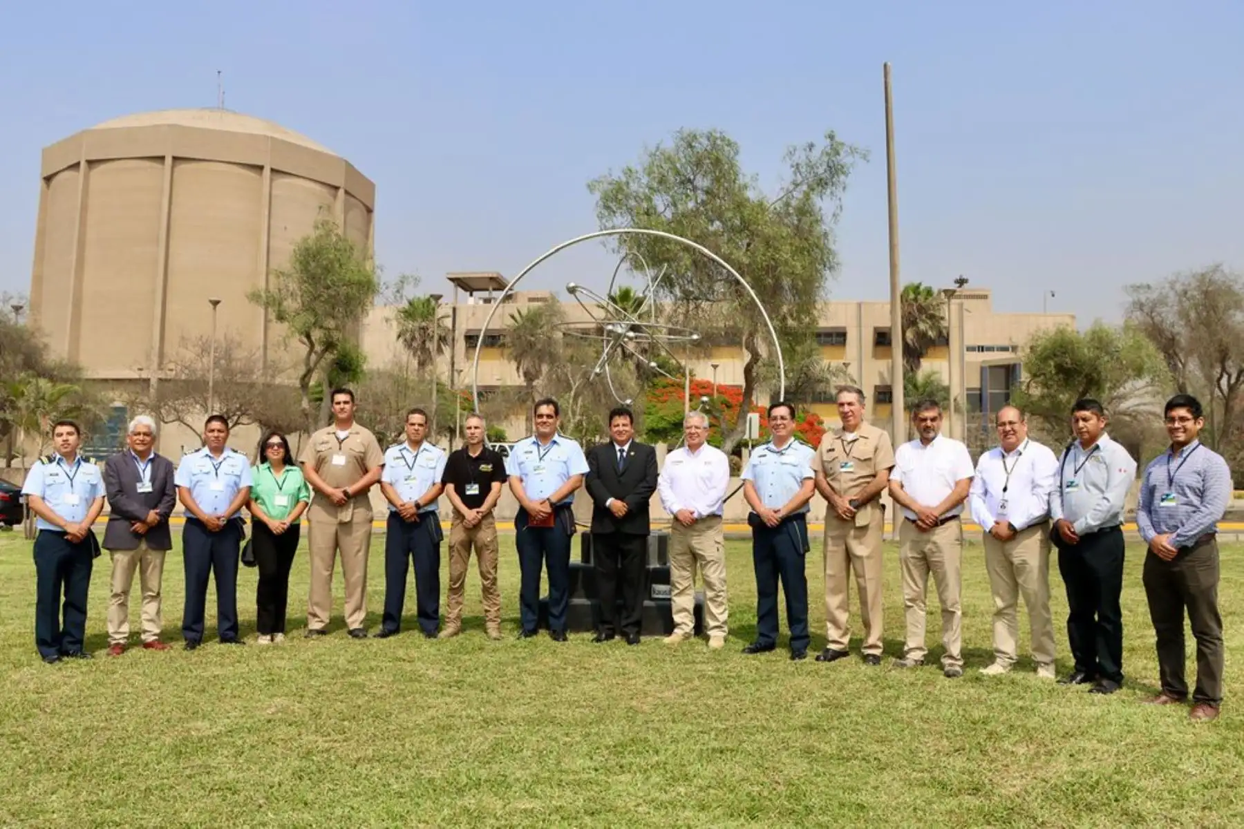 El ministro de Defensa, Walter Astudillo, visita el IPEN
y recorre sus instalaciones destacando  sus capacidades científicas y tecnológicas que pueden contribuir al fortalecimiento de la defensa y la seguridad nacional. 
Foto: Mindef