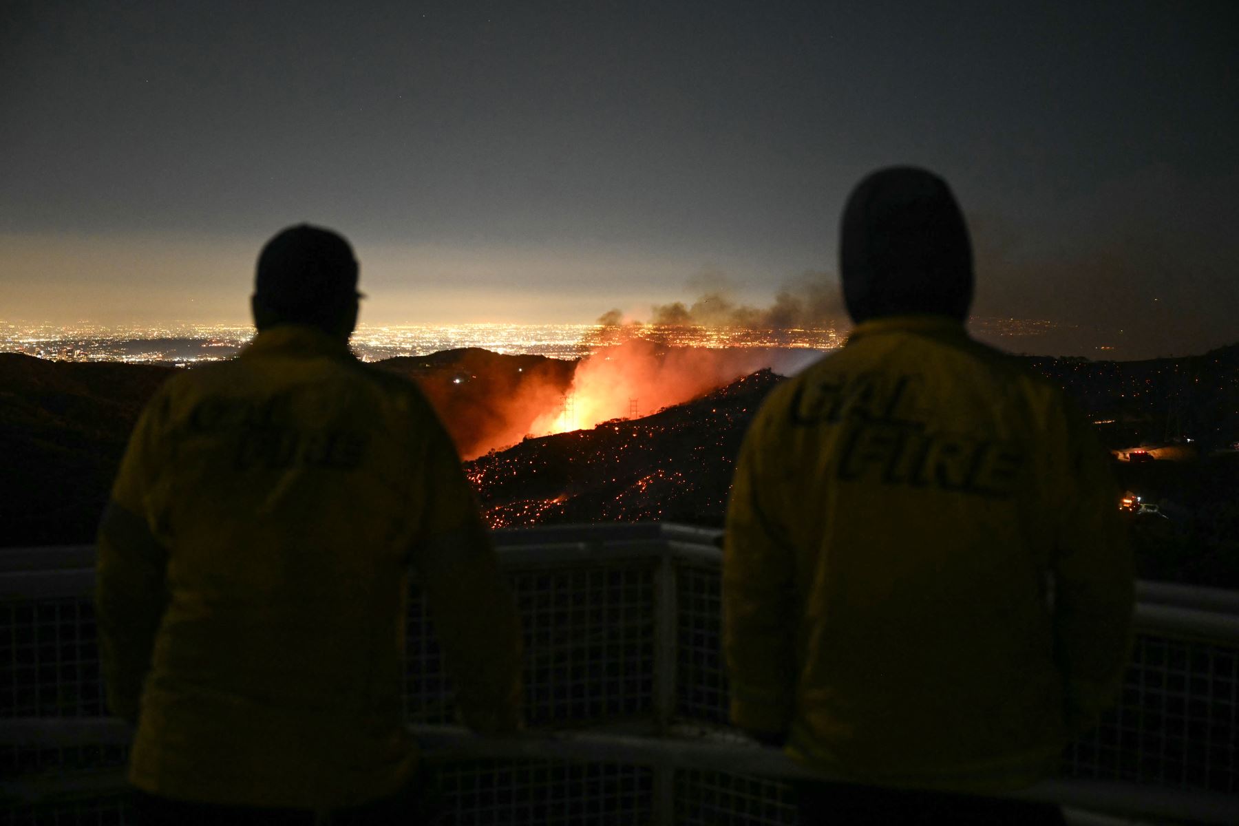 Los bomberos monitorean mientras el incendio de Palisades crece cerca del vecindario de Mandeville Canyon y Encino, California.
Foto: AFP