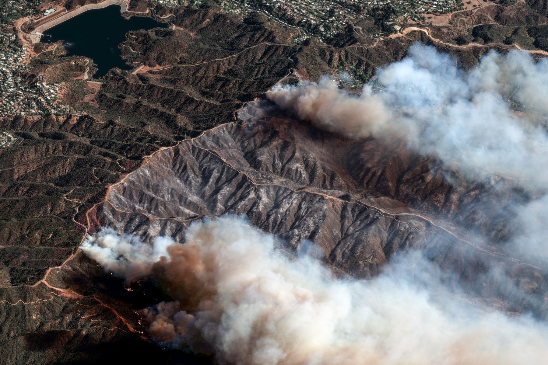 Esta imagen satelital tomada y publicada por Maxar Technologies, muestra una descripción general del incendio Palisades mientras continúa ardiendo en las montañas al norte de Santa Mónica, California.
Foto: AFP