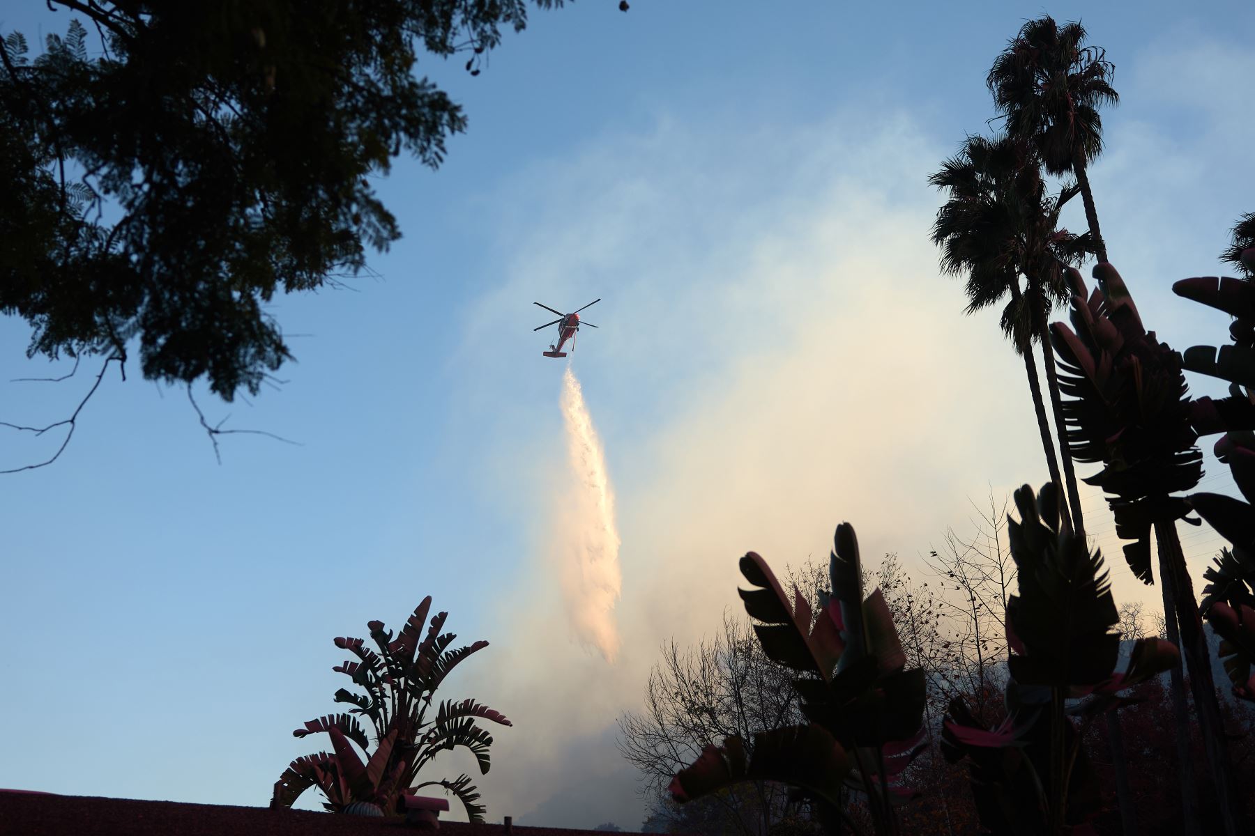 Un helicóptero arroja agua sobre el incendio forestal de Palisades en Los Ángeles, California, EE.UU.
Foto: EFE