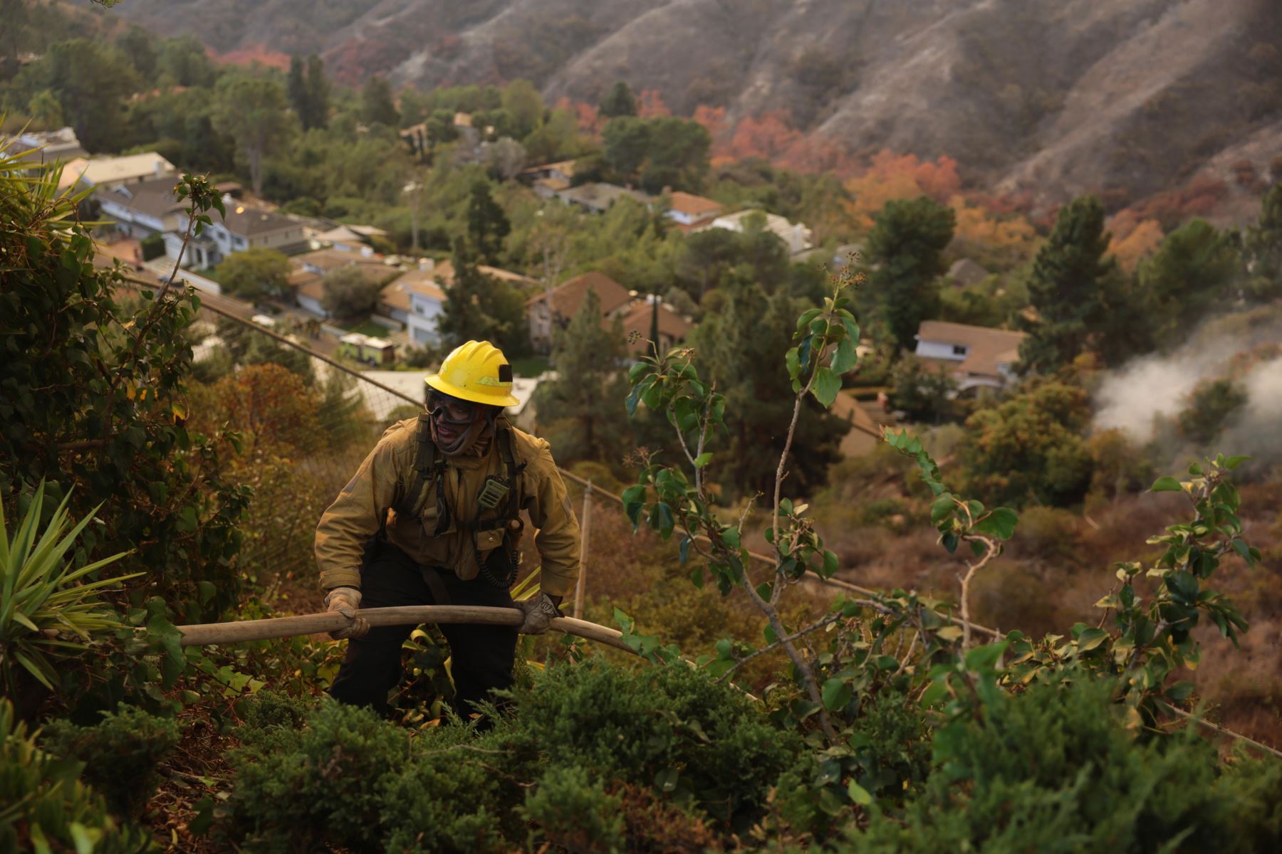 Un bombero trabaja en la maleza contra el incendio forestal de Palisades en Los Ángeles, California, EE.UU.
Foto. EFE