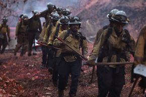 Bomberos trabajan para controlar el incendio forestal de Palisades, Los Ángeles. Foto: EFE