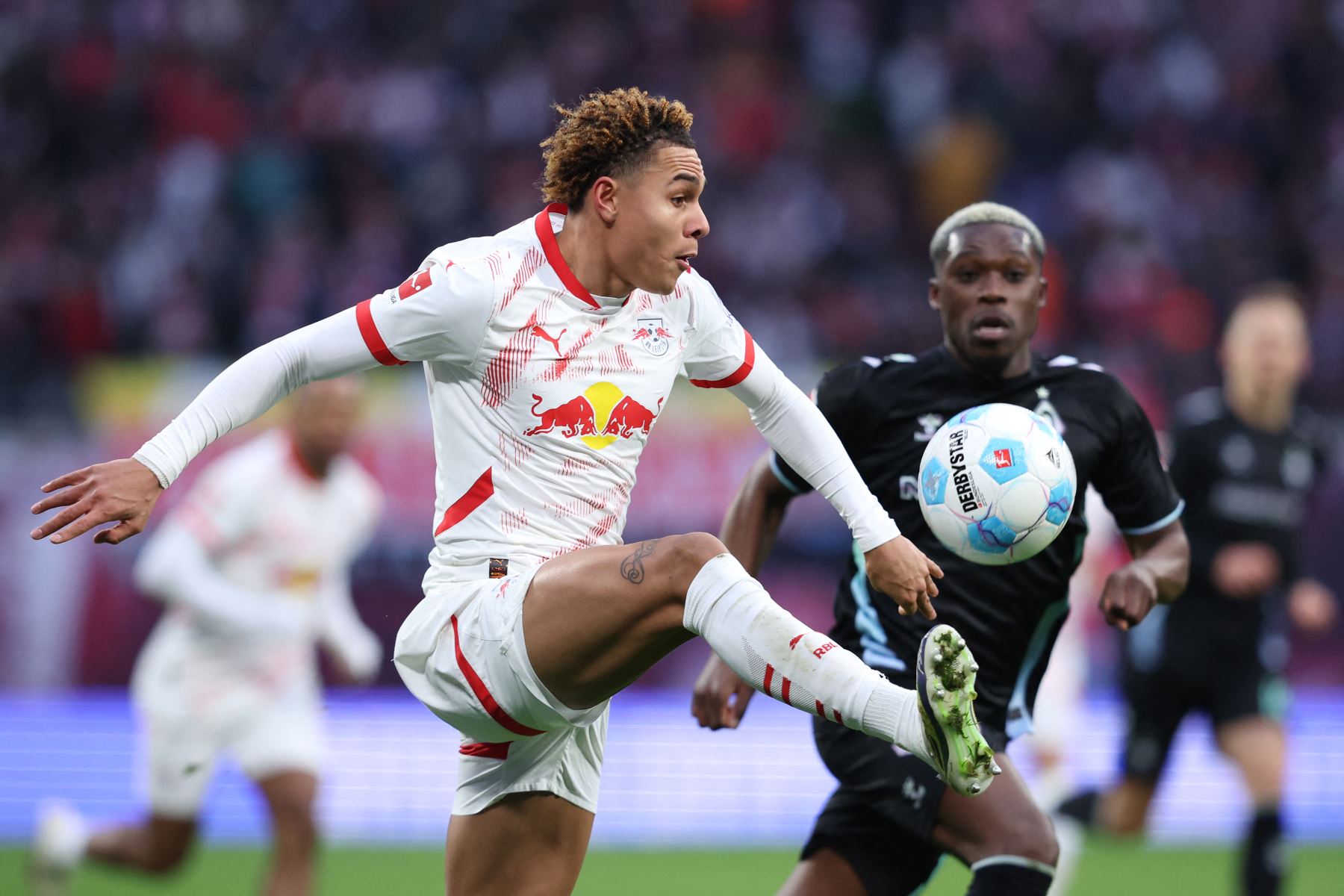 El delantero noruego de Leipzig, Antonio Nusa  y el defensor alemán de Bremen, Derrick Koehn compiten por el balón durante el partido de fútbol de primera división de la Bundesliga alemana entre RB Leipzig y SV Werder Bremen en Leipzig.
Foto: AFP