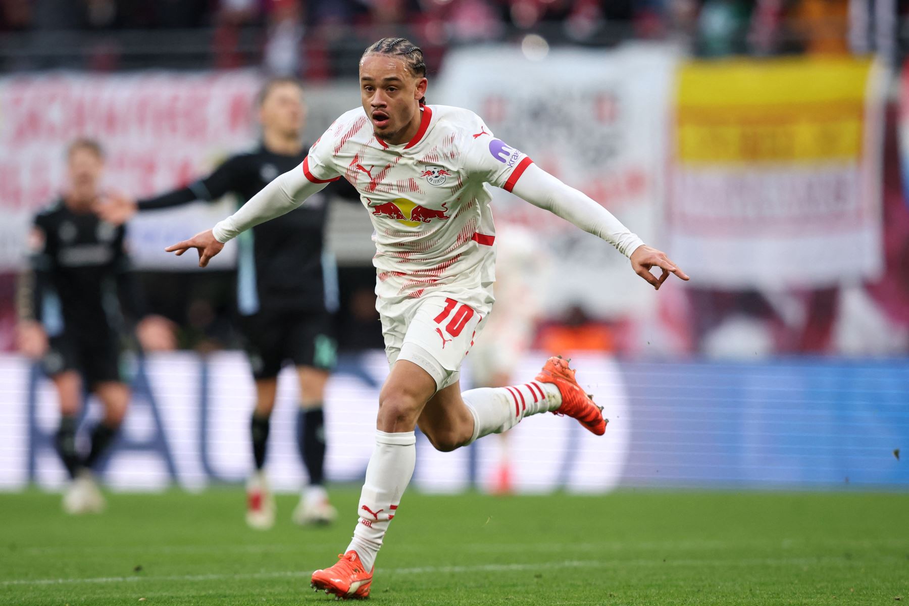 El mediocampista holandés de Leipzig, Xavi Simons, celebra marcar el primer gol de su equipo durante el partido de fútbol de la primera división alemana de la Bundesliga entre el RB Leipzig y el SV Werder Bremen en Leipzig.
Foto: AFP