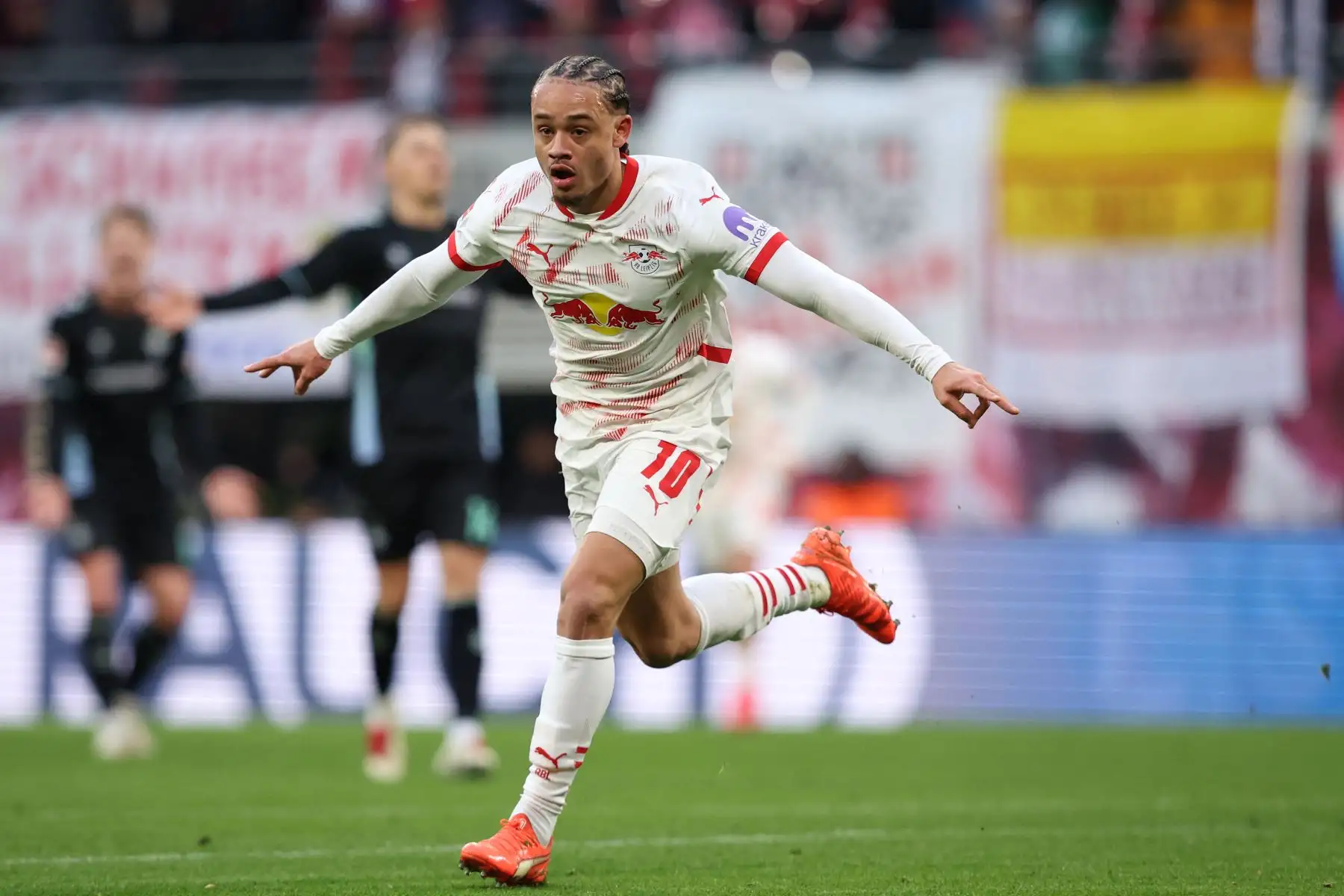 El mediocampista holandés de Leipzig, Xavi Simons, celebra marcar el primer gol de su equipo durante el partido de fútbol de la primera división alemana de la Bundesliga entre el RB Leipzig y el SV Werder Bremen en Leipzig.
Foto: AFP