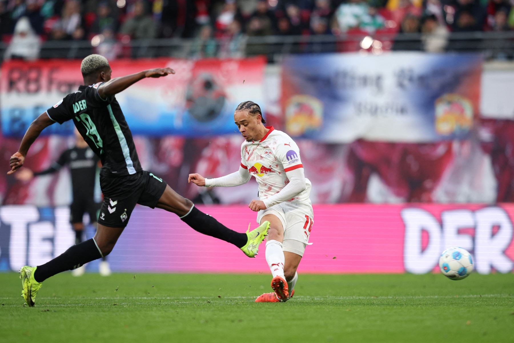 El mediocampista holandés  de Leipzig, Xavi Simons , anota el primer gol de su equipo durante el partido de fútbol de la primera división alemana de la Bundesliga entre RB Leipzig y SV Werder Bremen en Leipzig.
Foto: AFP