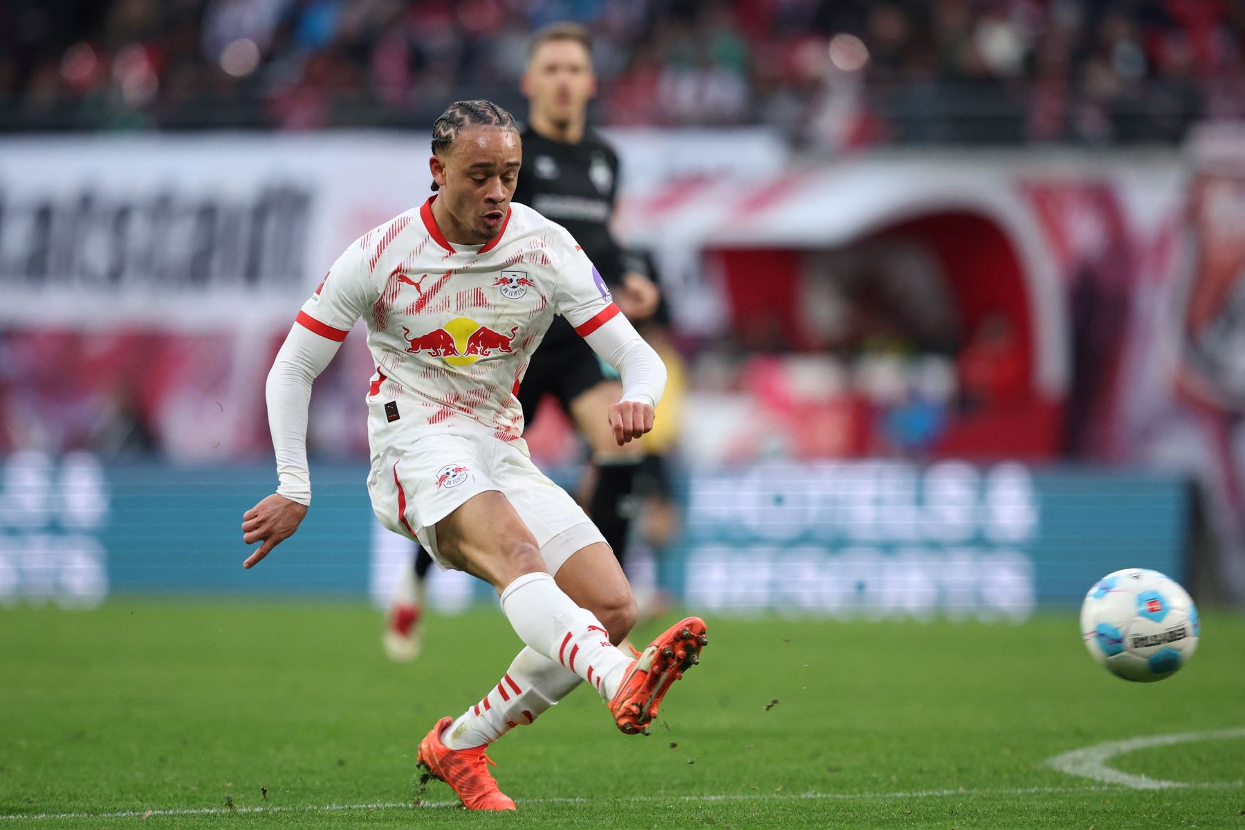 El centrocampista holandés  de Leipzig, Xavi Simons, celebra marcar el segundo gol de su equipo durante el partido de fútbol de la primera división de la Bundesliga alemana entre RB Leipzig y SV Werder Bremen en Leipzig.
Foto: AFP