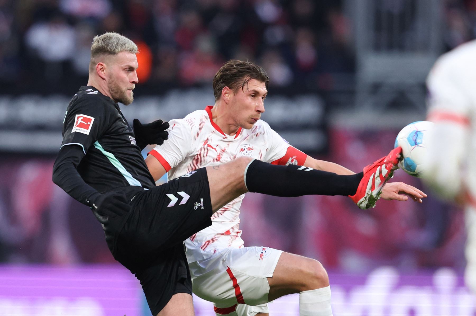 El delantero alemán de Bremen, Marvin Ducksch  y el defensor húngaro de Leipzig,  Willi Orban compiten por el balón durante el partido de fútbol de la primera división alemana de la Bundesliga entre RB Leipzig y SV Werder Bremen en Leipzig.
Foto: AFP