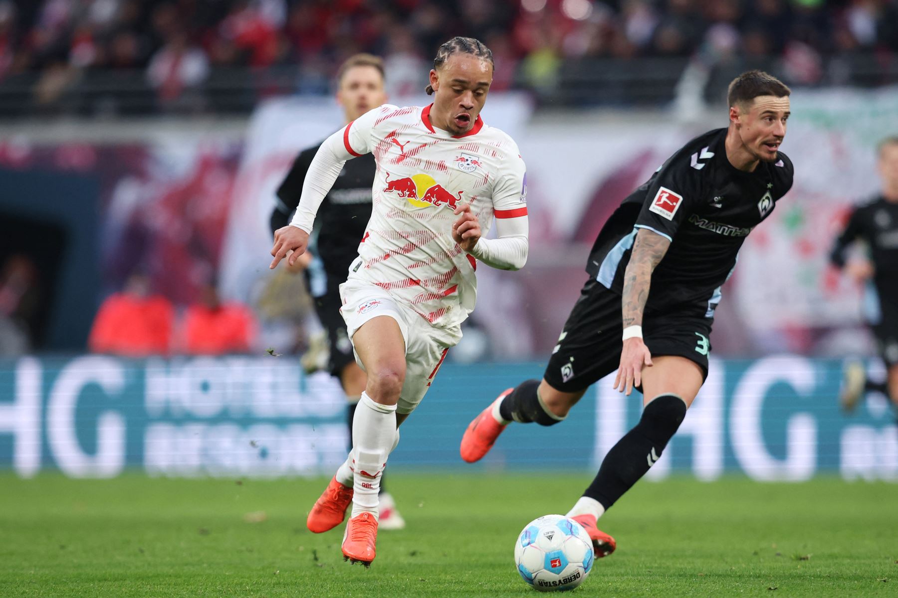 El centrocampista holandés de Leipzig, Xavi Simons compite por el balón con el defensor austriaco de Bremen, Marco Friedl durante el partido de fútbol de primera división de la Bundesliga alemana entre RB Leipzig y SV Werder Bremen en Leipzig.
Foto: AFP