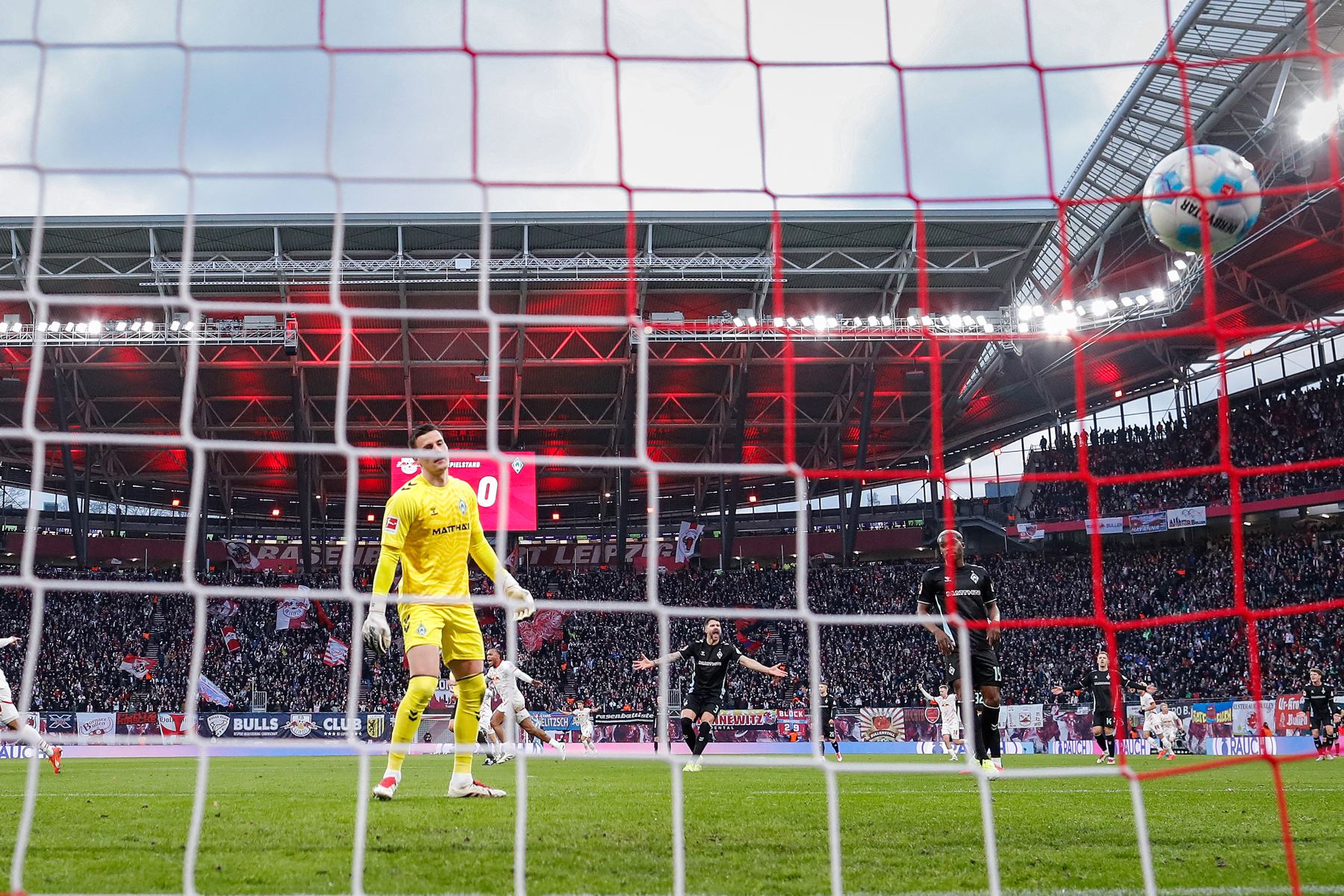 El centrocampista holandés de Leipzig, Xavi Simons , celebra marcar el 1-0 durante el partido de fútbol de la primera división alemana de la Bundesliga entre RB Leipzig y SV Werder Bremen en Leipzig, 
Foto: AFP