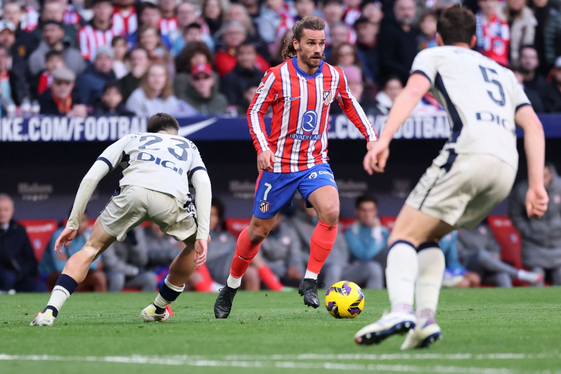 El delantero francés del Atlético de Madrid,  Antoine Griezmann lucha por el balón con el defensa español de Osasuna,  Abel Bretones durante el partido de fútbol de la liga española entre el Club Atlético de Madrid y CA Osasuna en el estadio Metropolitano de Madrid.
Foto: AFP