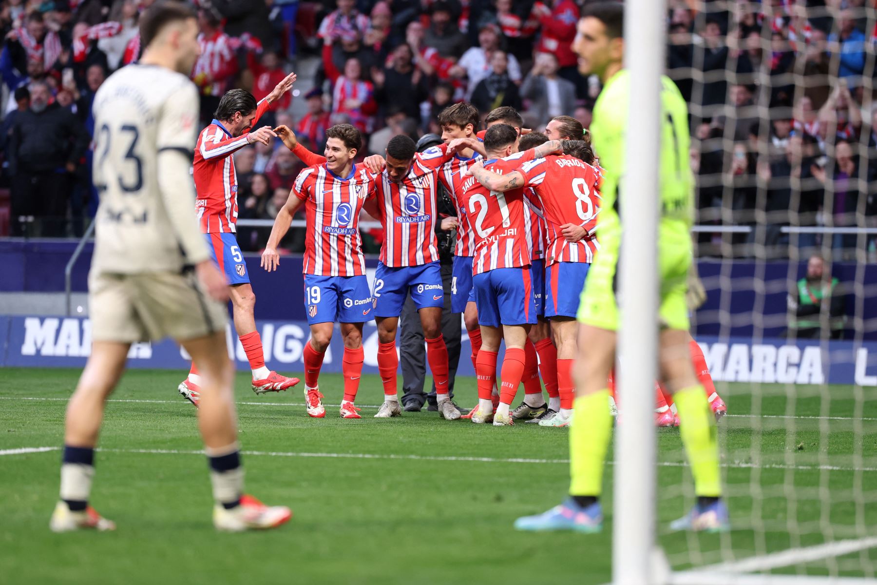 El delantero argentino del Atlético de Madrid Julián Álvarez celebra con sus compañeros después de marcar el primer gol de su equipo durante el partido de fútbol de la liga española entre el Club Atlético de Madrid y CA Osasuna en el estadio Metropolitano de Madrid.
Foto: AFP