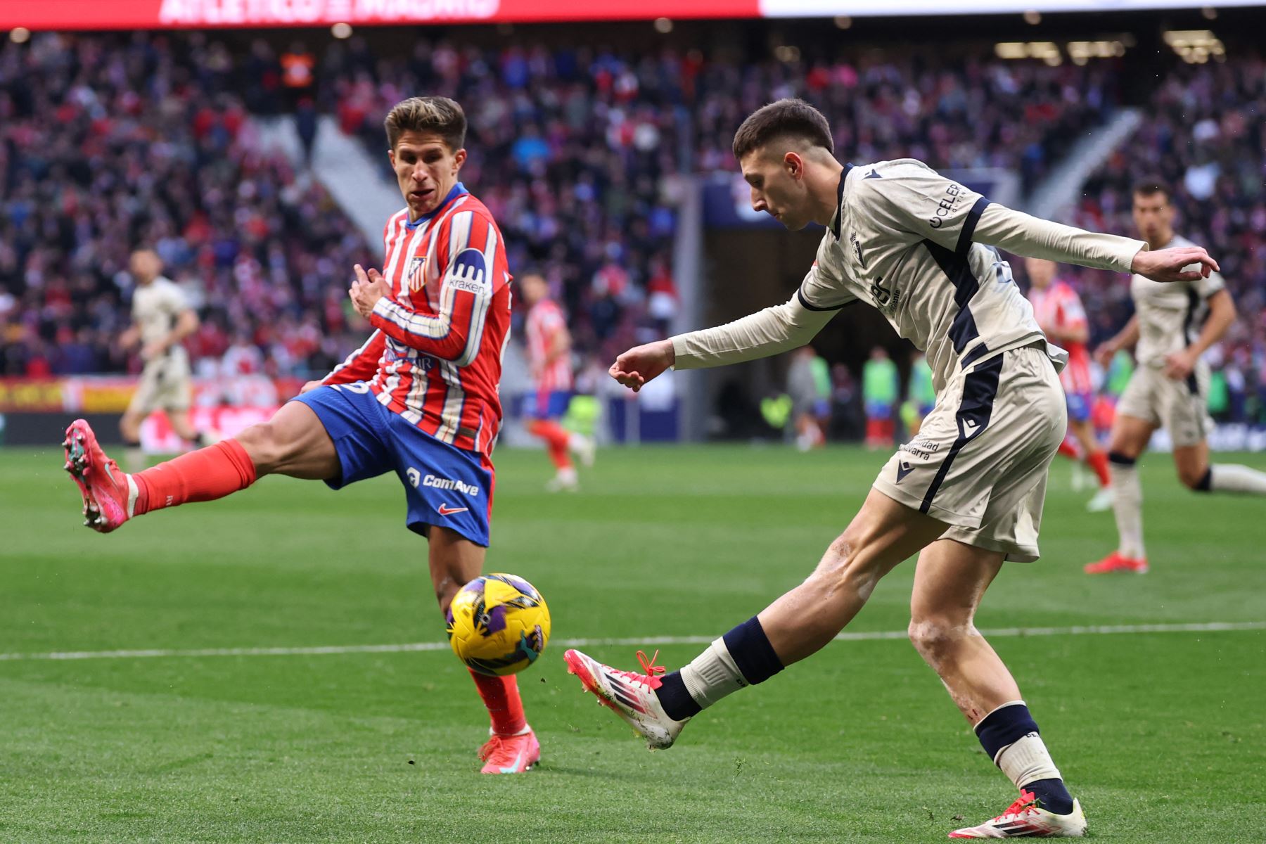 El defensor español de Osasuna, Abel Bretones lucha por el balón con el delantero argentino del Atlético de Madrid,  Giuliano Simeone durante el partido de fútbol de la liga española entre el Club Atlético de Madrid y CA Osasuna en el estadio Metropolitano de Madrid.
Foto: AFP