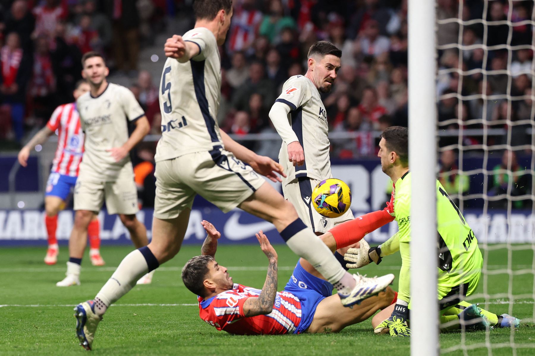 El delantero argentino del Atlético de Madrid, Ángel Correa  desafía al portero español  de Osasuna Sergio Herrera Pirón durante el partido de fútbol de la liga española entre el Club Atlético de Madrid y CA Osasuna en el estadio Metropolitano de Madrid.
Foto: AFP