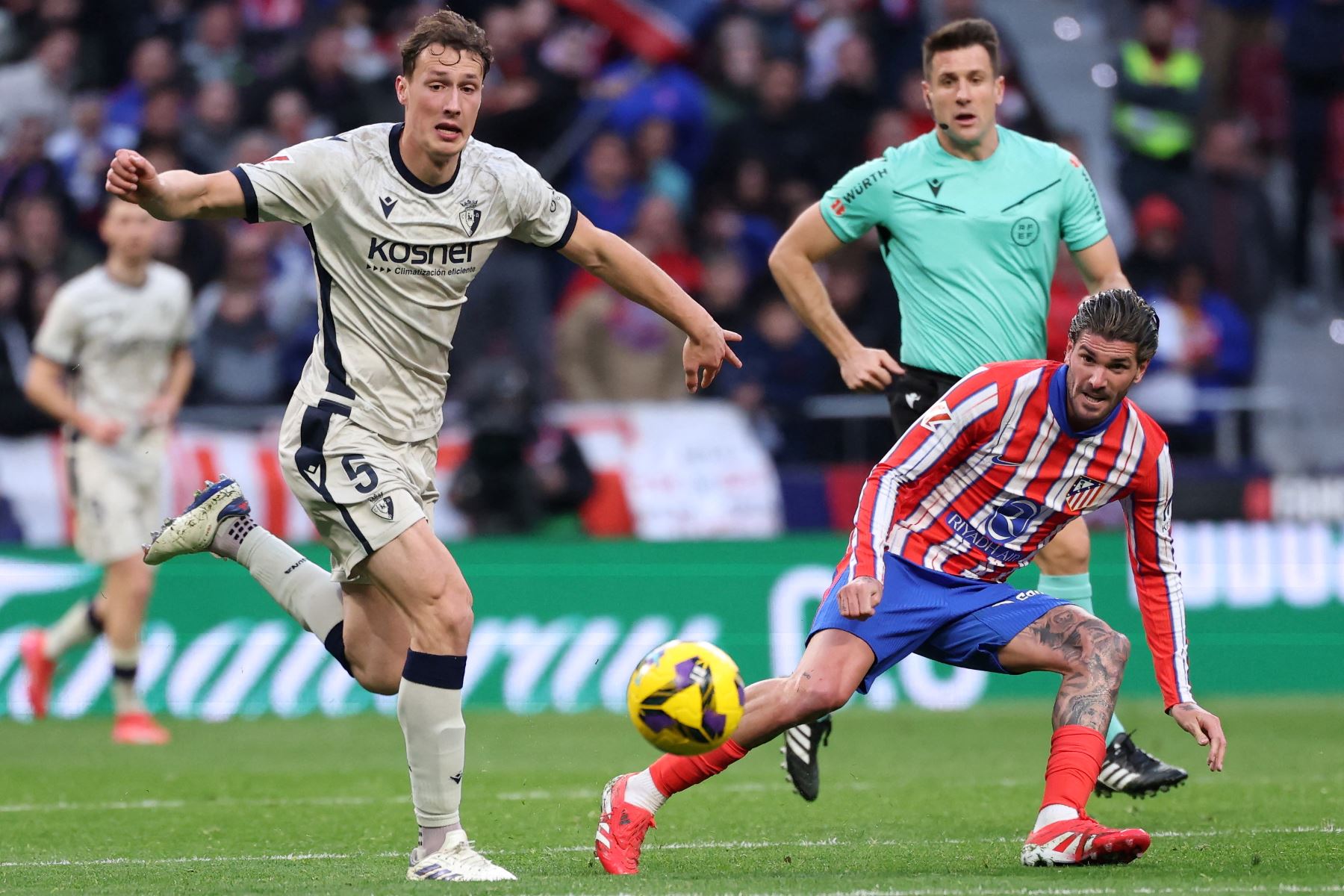 El mediocampista argentino del Atlético de Madrid, Rodrigo De Paul lucha por el balón con el defensor español de Osasuna, Jorge Herrando durante el partido de fútbol de la liga española entre el Club Atlético de Madrid y CA Osasuna en el estadio Metropolitano de Madrid.
Foto: AFP