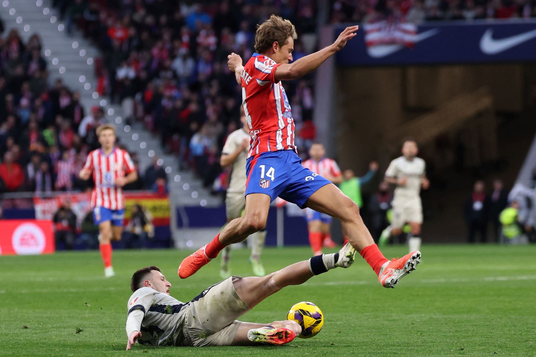 El mediocampista español del Atlético de Madrid, Marcos Llorente salta mientras lucha por el balón con el defensor español de Osasuna, Abel Bretones durante el partido de fútbol de la liga española entre el Club Atlético de Madrid y CA Osasuna en el estadio Metropolitano de Madrid.
Foto: AFP