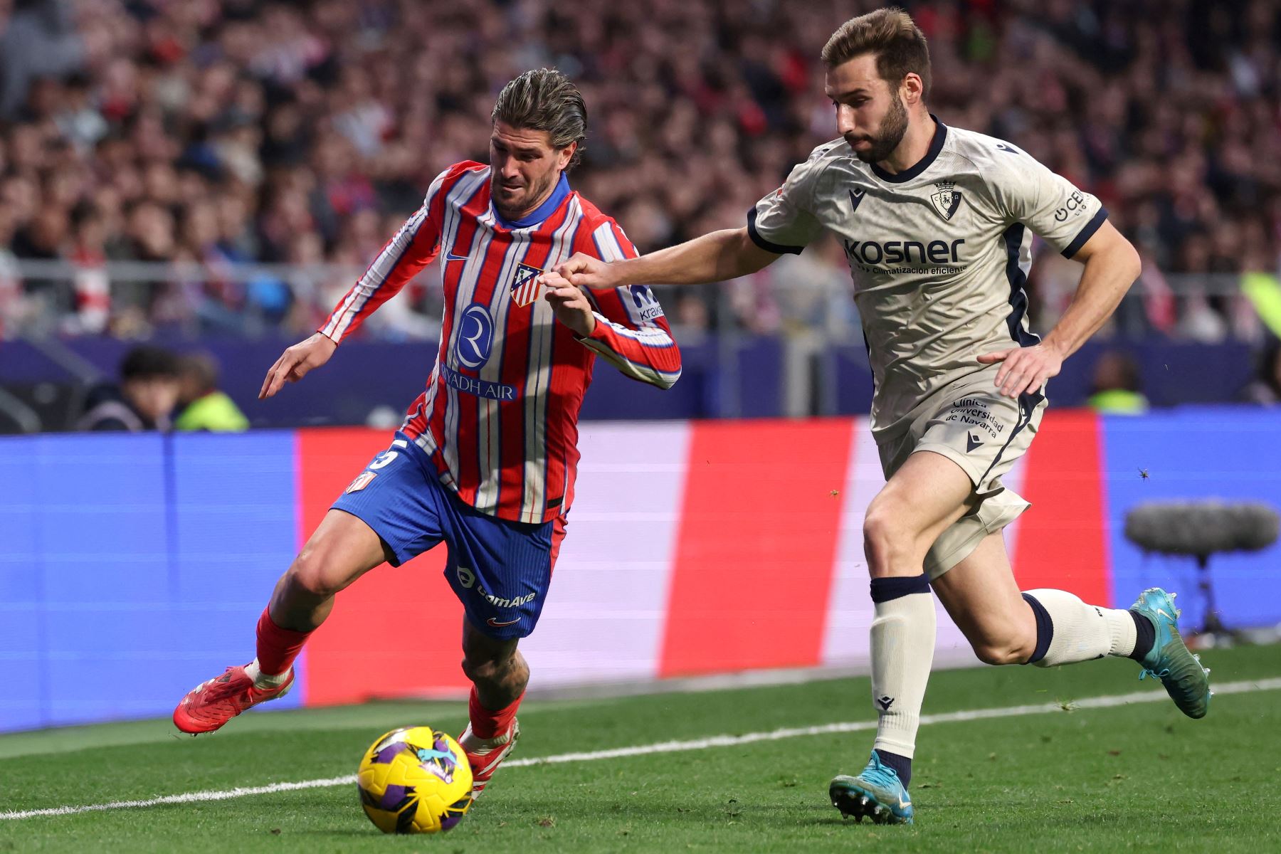 El mediocampista argentino del Atlético de Madrid, Rodrigo De Paul lucha por el balón con el mediocampista español del Osasuna,Jon Moncayola durante el partido de fútbol de la liga española entre el Club Atlético de Madrid y el CA Osasuna en el estadio Metropolitano de Madrid.
Foto: AFP