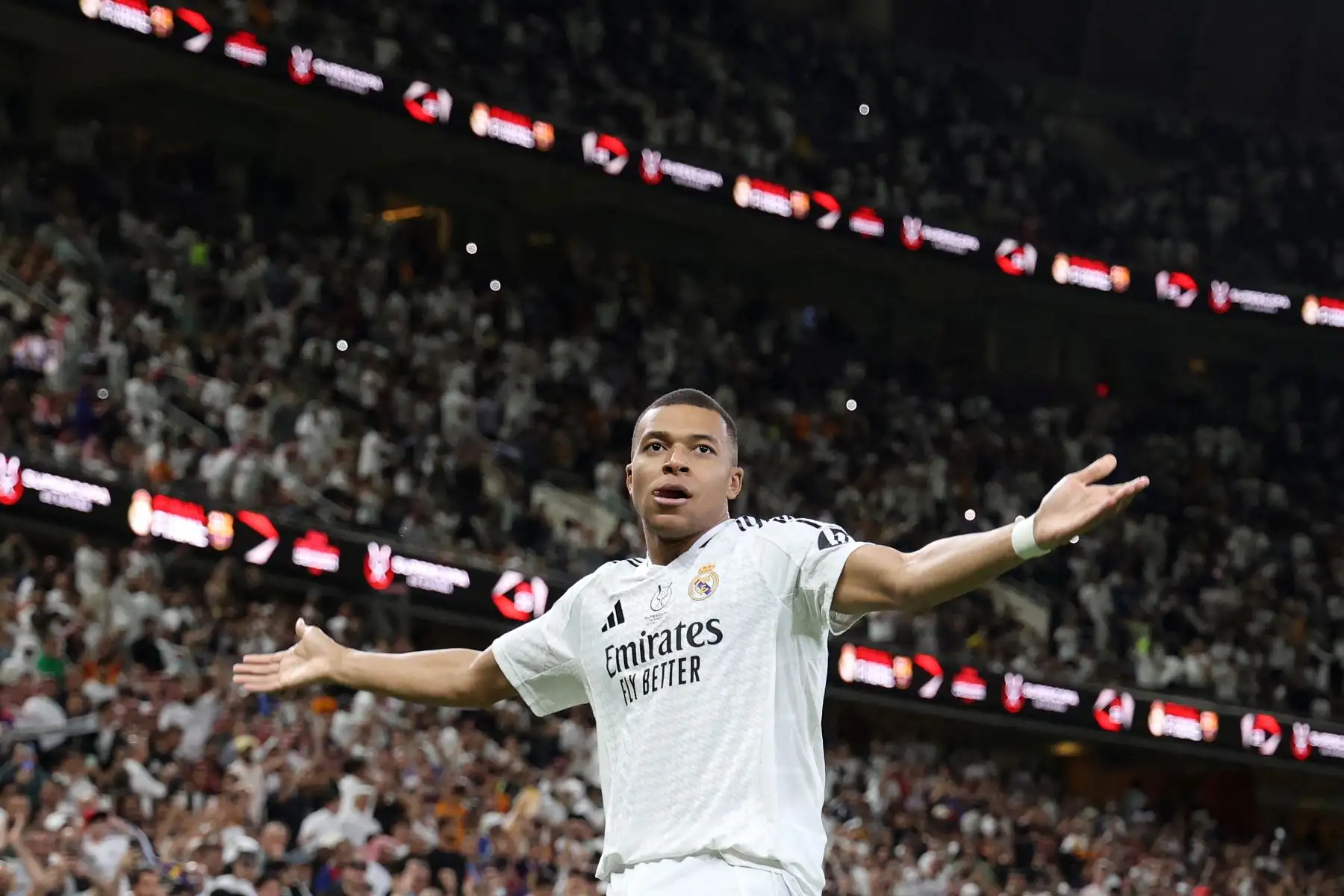 )El delantero francés  del Real Madrid, Kylian Mbappé, celebra marcar el primer gol de su equipo durante la final de la Supercopa de España entre el Real Madrid y Barcelona.
Foto: AFP