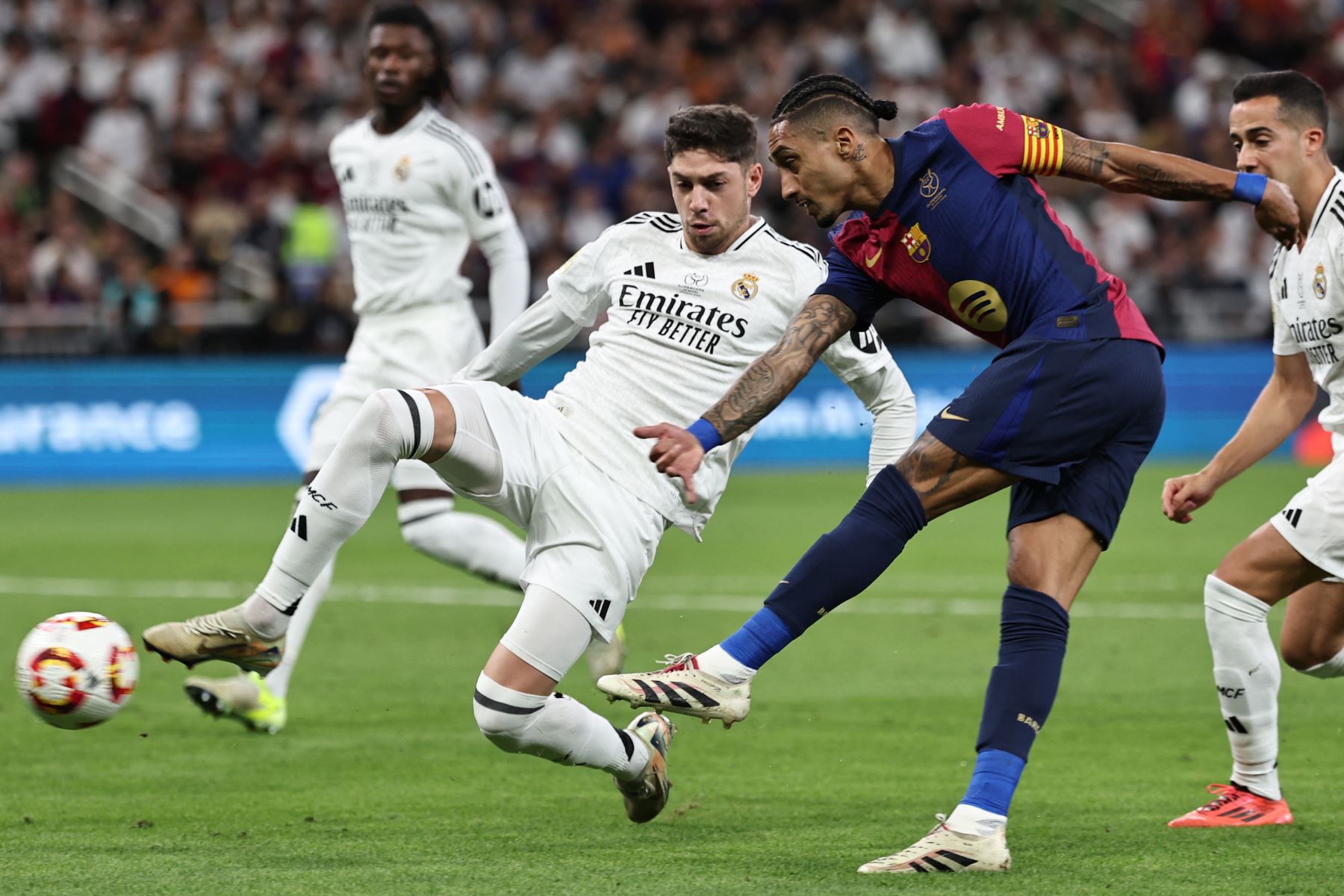 El mediocampista uruguayo del Real Madrid, Federico Valverde lucha por el balón con el delantero brasileño del Barcelona, Raphinha durante el partido final de la Supercopa de España entre el Real Madrid y Barcelona.
Foto: AFP